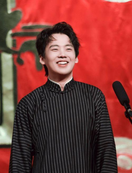 郭麒麟爆料恋情模板视频,揭秘明星背后的甜蜜故事  第1张